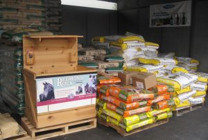 アメリカ乗馬用品店の餌売り場