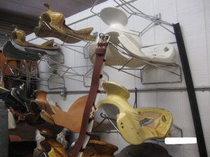 アメリカ乗馬用品店の鞍骨売り場
