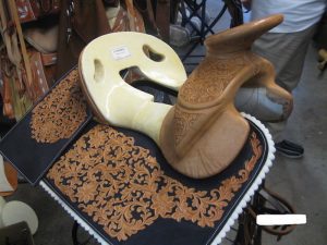 アメリカ乗馬用品店のウェスタン鞍骨