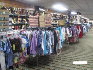 アメリカ乗馬用品店の乗馬用シャツ売り場