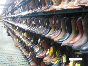 アメリカ乗馬用品店の乗馬用ブーツ売り場