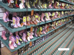 アメリカ乗馬用品店の子供用乗馬ブーツ売り場