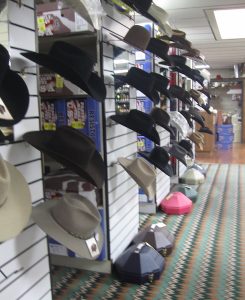 アメリカ乗馬用品店のテンガロンハット売り場