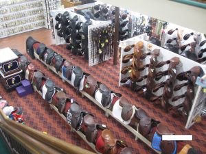 アメリカ乗馬用品店の鞍売り場