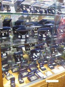 アメリカ乗馬用品店のアクセサリー売り場