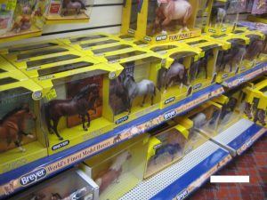 アメリカ乗馬用品店の馬の人形売り場