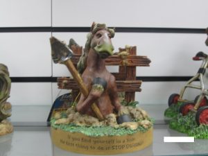 アメリカ乗馬用品店の馬の置物