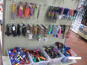 アメリカ乗馬用品店の裏彫掘り売り場