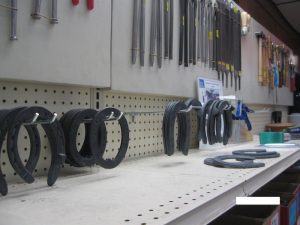 アメリカ乗馬用品店の蹄鉄売り場