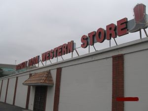 OOアメリカ乗馬用品店の看板