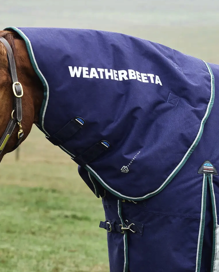 首を包むネックラグにも視認性を高める光反射ロゴ