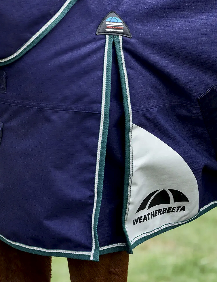 前足の動きを妨げない肩がセット、光反射ロゴで視認性を高めます